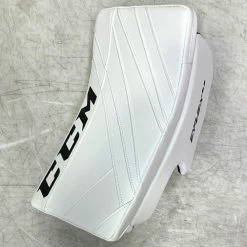 CCM Extreme Flex E5.9 Senior Blockers